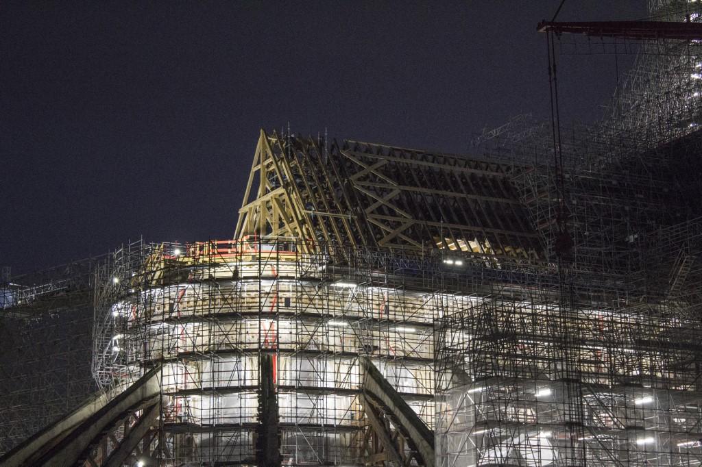 La nouvelle charpente en construction en décembre 2023. [Hans Lucas via AFP - ERIC BRONCARD]