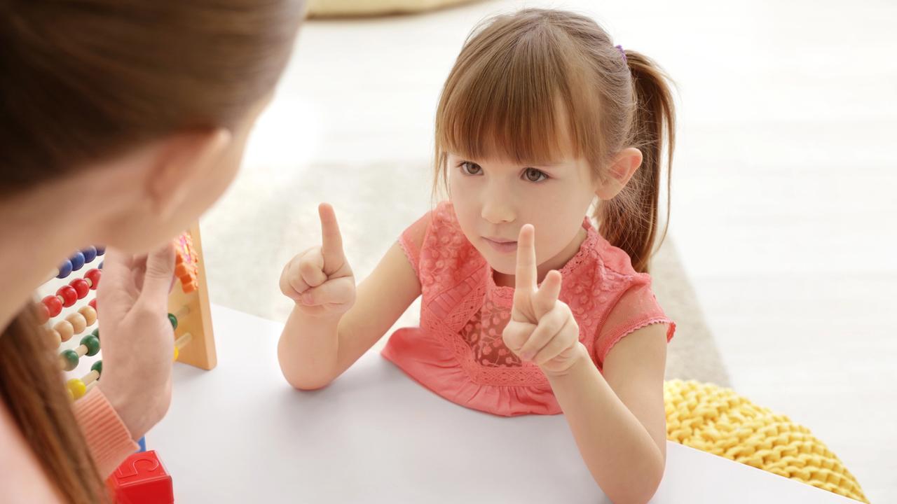 Apprendre à compter sur les doigts améliore les compétences mathématiques des enfants. [Depositphotos - belchonock]