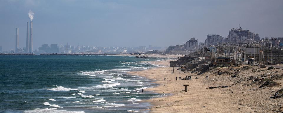 Un port a été construit pour recevoir une aide alimentaire d'urgence dans la bande de Gaza assiégée, affamée et dévastée par Tsahal. [Keystone/EPA - Mohammed Saber]