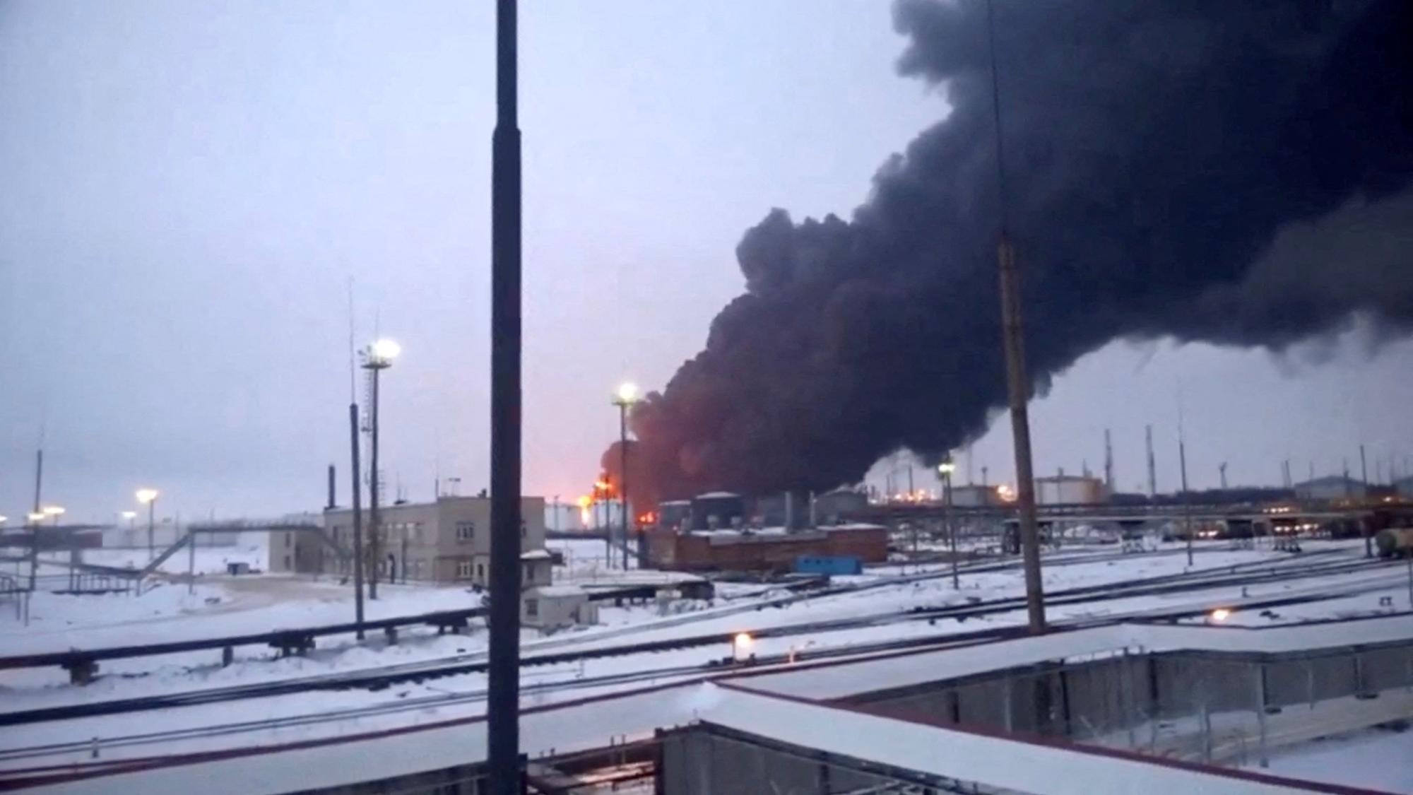 Une raffinerie en feu à Ryazan, après une attaque de drones le 13 mars. [via REUTERS - Video Obtained By Reuters]