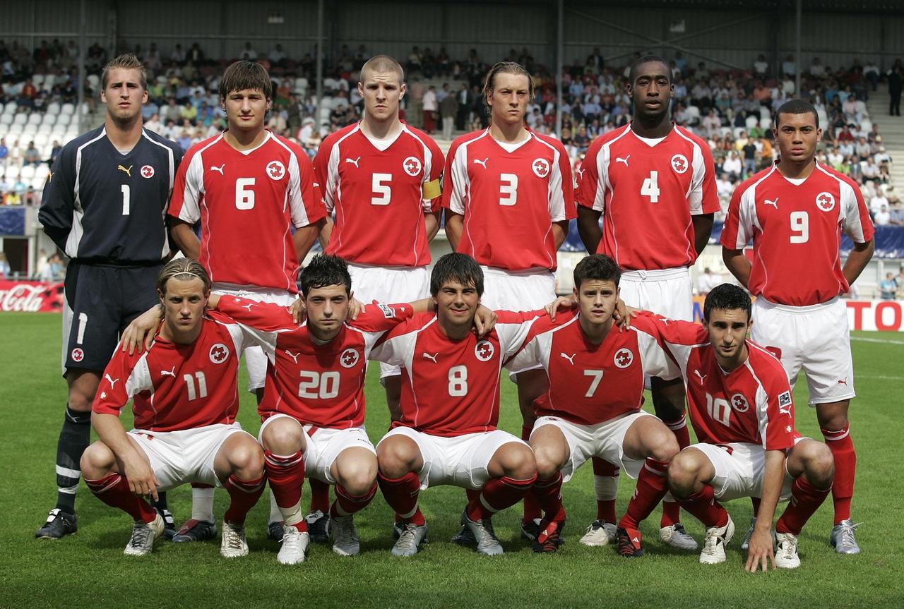 En 2005, Arnaud Bühler (numéro 3) avait notamment disputé le Mondial M20 aux Pays-Bas, avec König (1), Salatic (6), Senderos (5), Djourou (4), Vonlanthen (9), Ziegler (11), Dzemaili (20), Antic (8), Barnetta (7) et Zambrella (10). [KEYSTONE - ARNO BALZARINI]