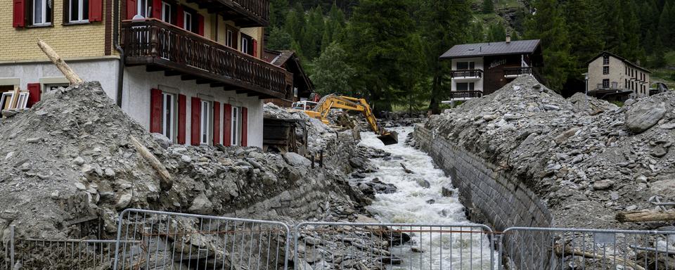 Les travaux de déblaiement des gravats après un glissement de terrain à Saas-Grund (VS). [Keystone - Jean-Christophe Bott]