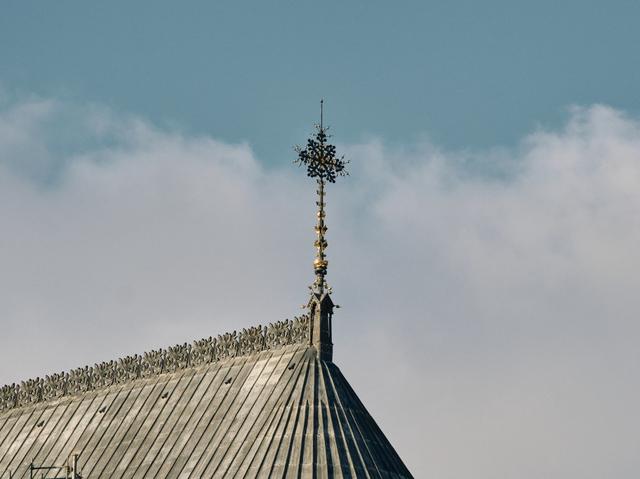 La croix du chevet restaurée de Notre-Dame de Paris. [Hans Lucas via AFP - BENOIT DURAND]