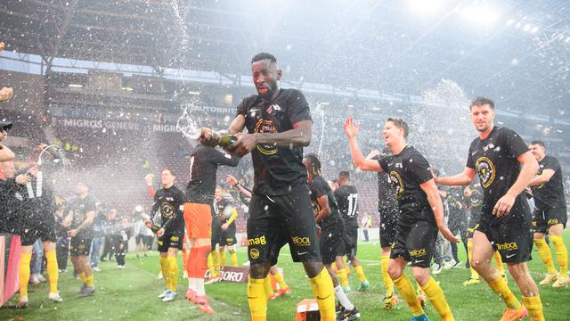 Silvère Ganvoula et YB fêtent le titre avec leurs supporters dans le Stade de Genève. [Freshfocus - Claudio De Capitani]