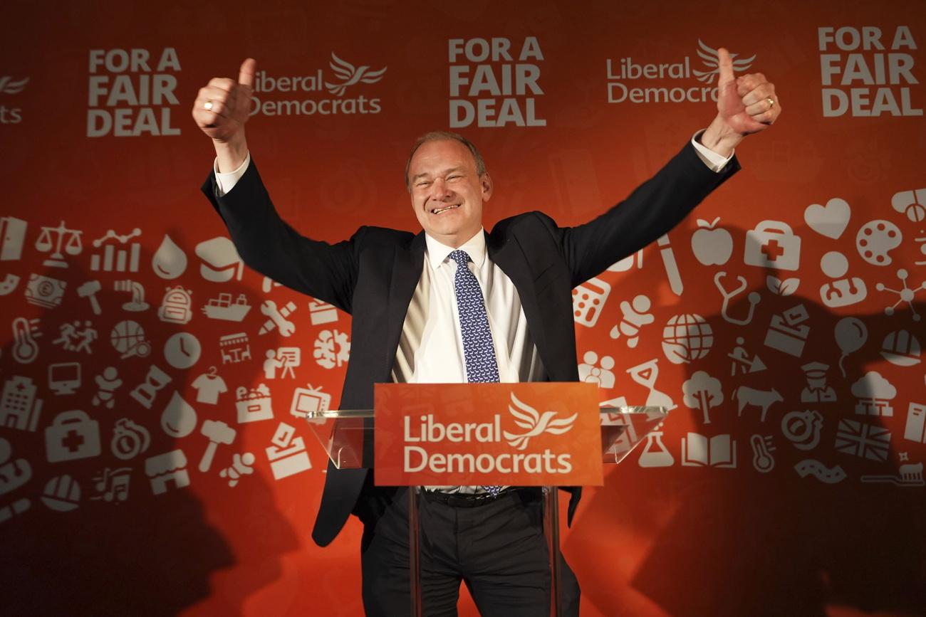 Le libéral-démocrate Ed Davey célèbre les résultats des élections générales britanniques, le 5 juillet 2024. [KEYSTONE - JAMES MANNING]