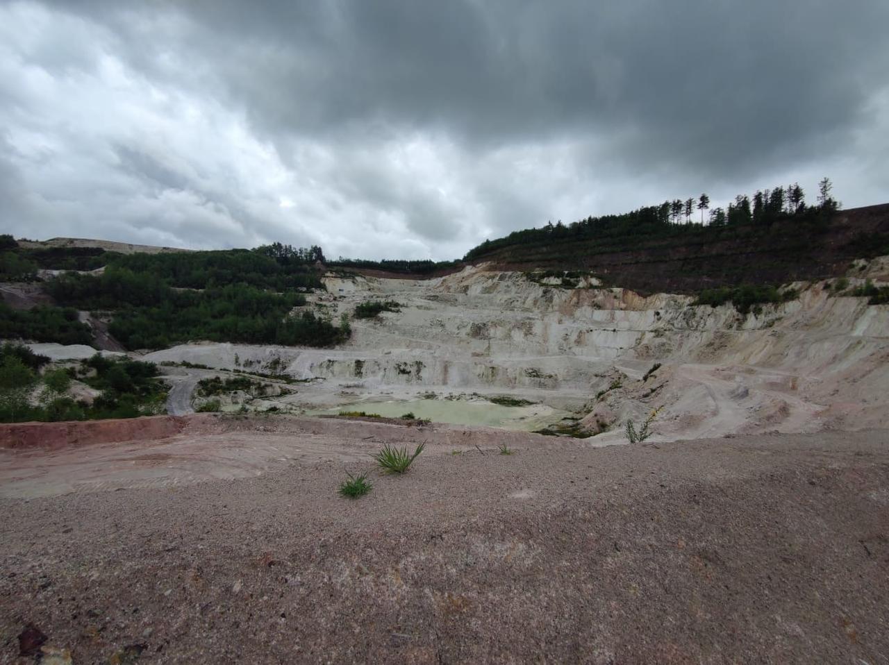 La société Imerys compte extraire chaque année 34'000 tonnes de lithium, sous une carrière déjà existante située à Echassières dans l’Allier. [RTS - Ariane Hasler]