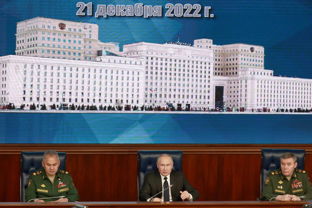 L'ancien ministre de la Défense Sergueï Choïgu (à gauche) et le chef de l'état-major général russe Valéri Guérassimov (à droite) sont visés par des mandats d'arrêt de la Cour pénale internationale. [KEYSTONE - SERGEY FADEICHEV/KREMLIN / POOL]
