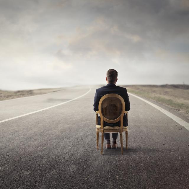 Homme dans une chaise sur la route. [Depositphotos - ©Olly18]