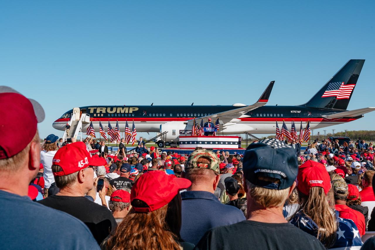 Donald Trump, 77 ans, s'adresse à ses partisans lors d'un meeting à Freeland, dans l'Etat du Michigan, le 1er mai 2024. [KEYSTONE - NICK HAGEN]