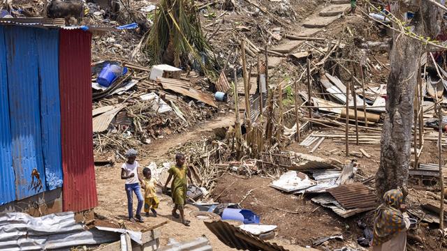 A Mayotte, le bilan grimpe à 39 morts et 4000 blessés après le passage du cyclone Chido. [AFP - PATRICK MEINHARDT]