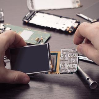 Démontage d'un smartphone. [Depositphotos - © JamaL1977a]