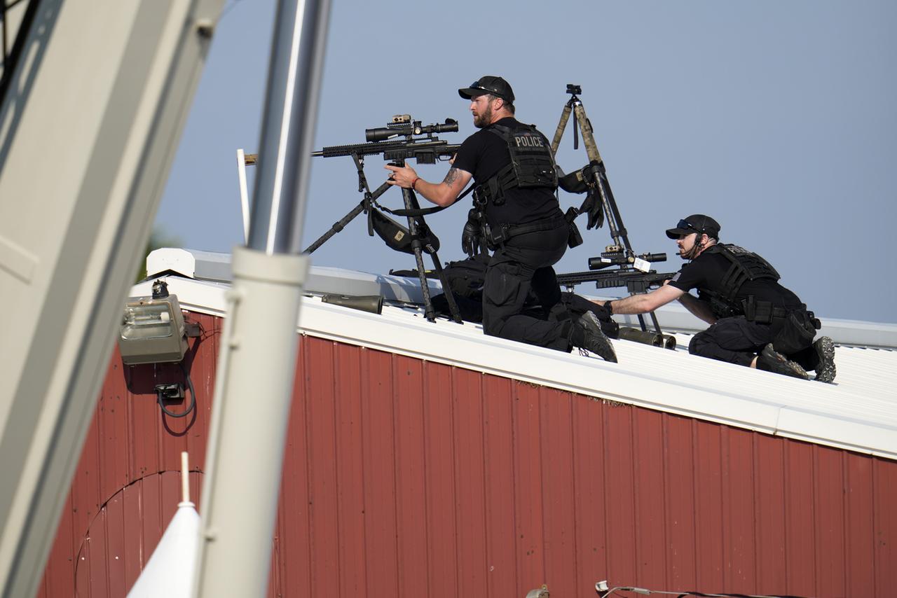 Des tireurs d'élite de la police ripostent après que des coups de feu ont été tirés sur l'ancien président Donald Trump, Butler, Pennsylvanie, le 13 juillet 2024. [KEYSTONE - GENE J. PUSKAR]