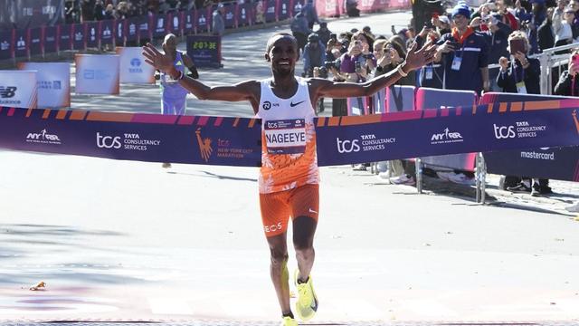 Abdi Nageeye célèbre sa victoire à New York. [AFP - TIMOTHY A. CLARY]