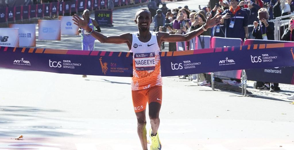 Abdi Nageeye célèbre sa victoire à New York. [AFP - TIMOTHY A. CLARY]