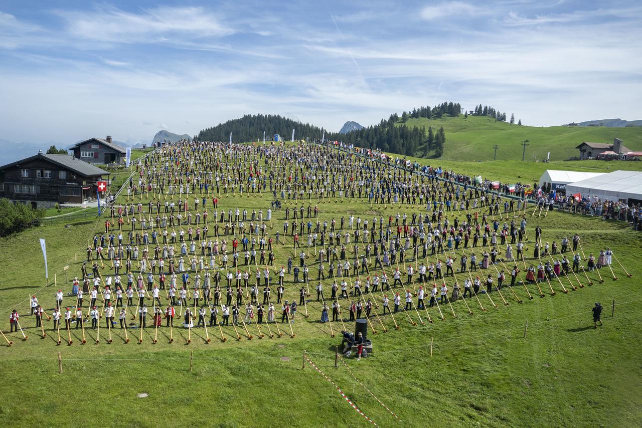 Les joueurs et joueuses de cor des Alpes réunis sur la colline du Klewenalp. [KEYSTONE - URS FLUEELER]