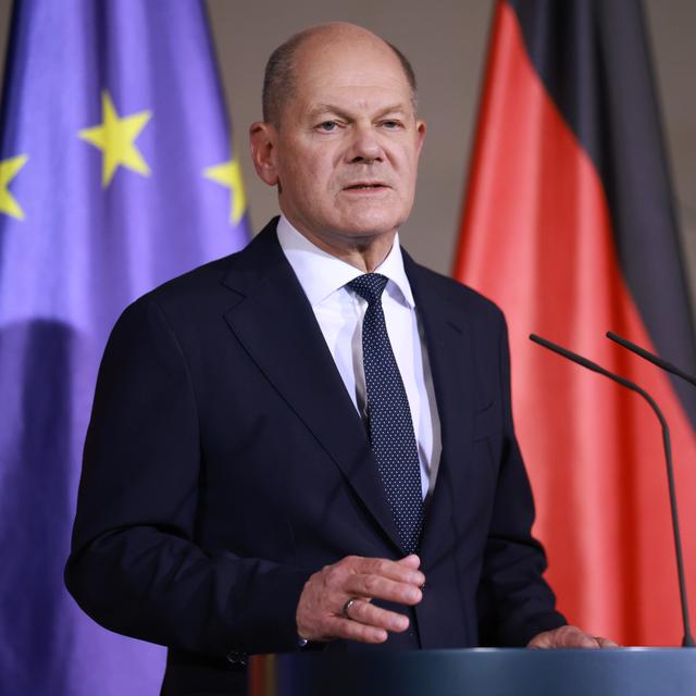 Le chancelier allemand Olaf Scholz s'adresse aux médias à la Chancellerie à Berlin, le 6 novembre 2024. [Keystone - Clemens Bilan]