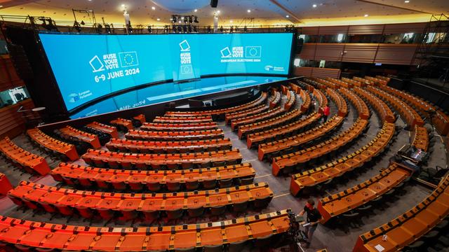 Un technicien prépare l'hémicycle du Parlement européen avant les résultats électoraux. [Keystone/EPA - Olivier Hoslet]