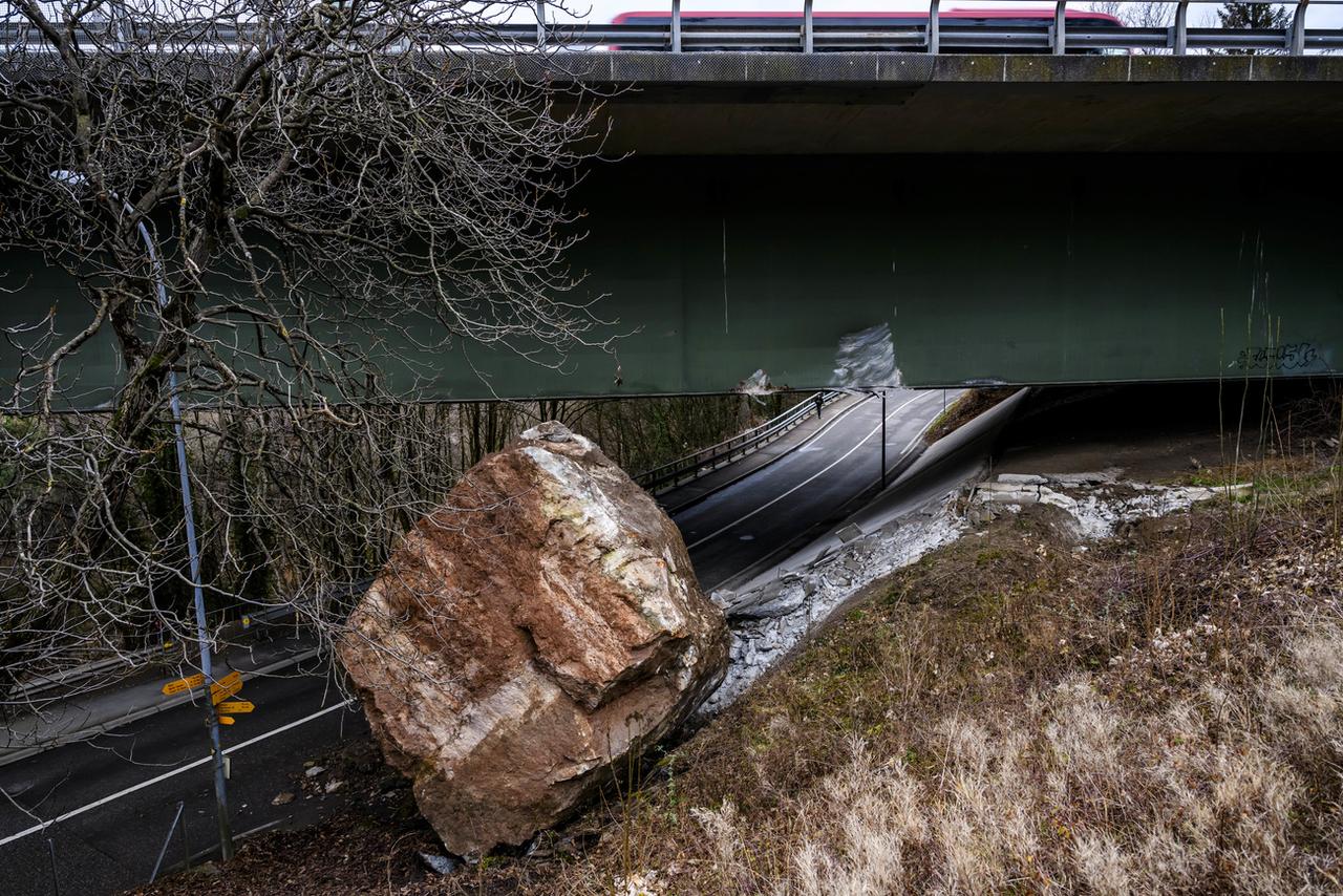 Un important éboulement s'est produit vendredi matin a Corsier-sur-Vevey, où un bloc de roche est notamment venu heurter le pont autoroutier de l'A9 à La Veyre [KEYSTONE - JEAN-CHRISTOPHE BOTT]