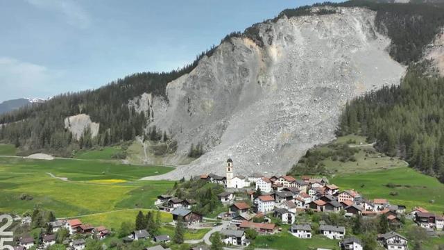 Un an après l'éboulement, le village de Brienz (GR) continue de glisser à une vitesse record. [RTS]