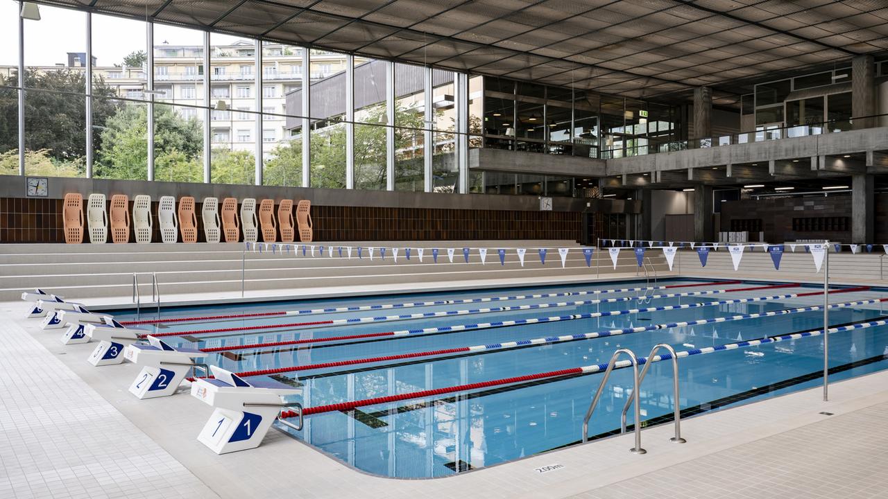 La piscine couverte de Mon-Repos à Lausanne rouvre ses portes. [Keystone - Jean-Christophe Bott]