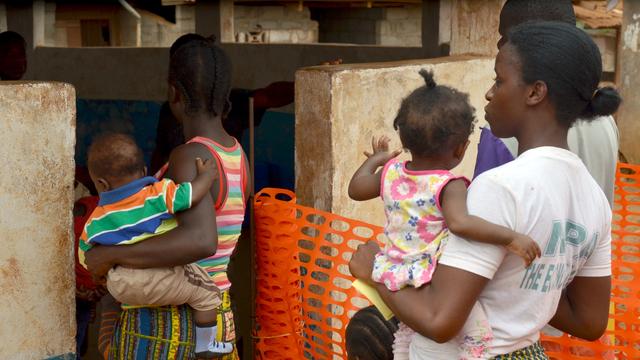 Des mères avec leur enfant à l'entrée d'un dispensaire pour la vaccination contre la rougeole, à Monrovia au Libéria. [AFP - ZOOM DOSSO]