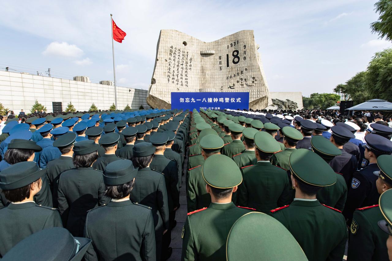 Des personnes assistent à une cérémonie de commémoration de l'incident de Mukden au musée de l'histoire du 18 septembre à Shenyang, province de Liaoning, Chine, le 18 septembre 2023. Le 18 septembre 1931, une explosion a détruit une partie d'une voie ferrée appartenant aux Japonais près de la ville de Mukden (Shenyang), ce qui a incité l'armée japonaise à entrer en Mandchourie. [KEYSTONE - XINHUA / CHEN SONG]