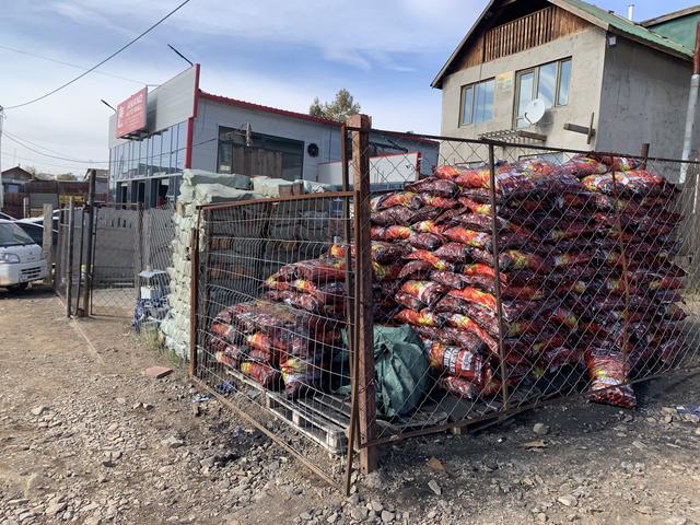 Des stocks de briquettes de charbon fournies par les autorités à Oulan-Bator, en Mongolie. [RTS - Michael Peuker]