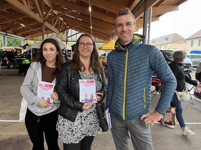 Matthieu Cassez, candidat du Front populaire dans le Haut-Doubs (25), avec Stéphanie Prevalet et Kaina Auray, militantes. [RTS - Cédric Guigon]