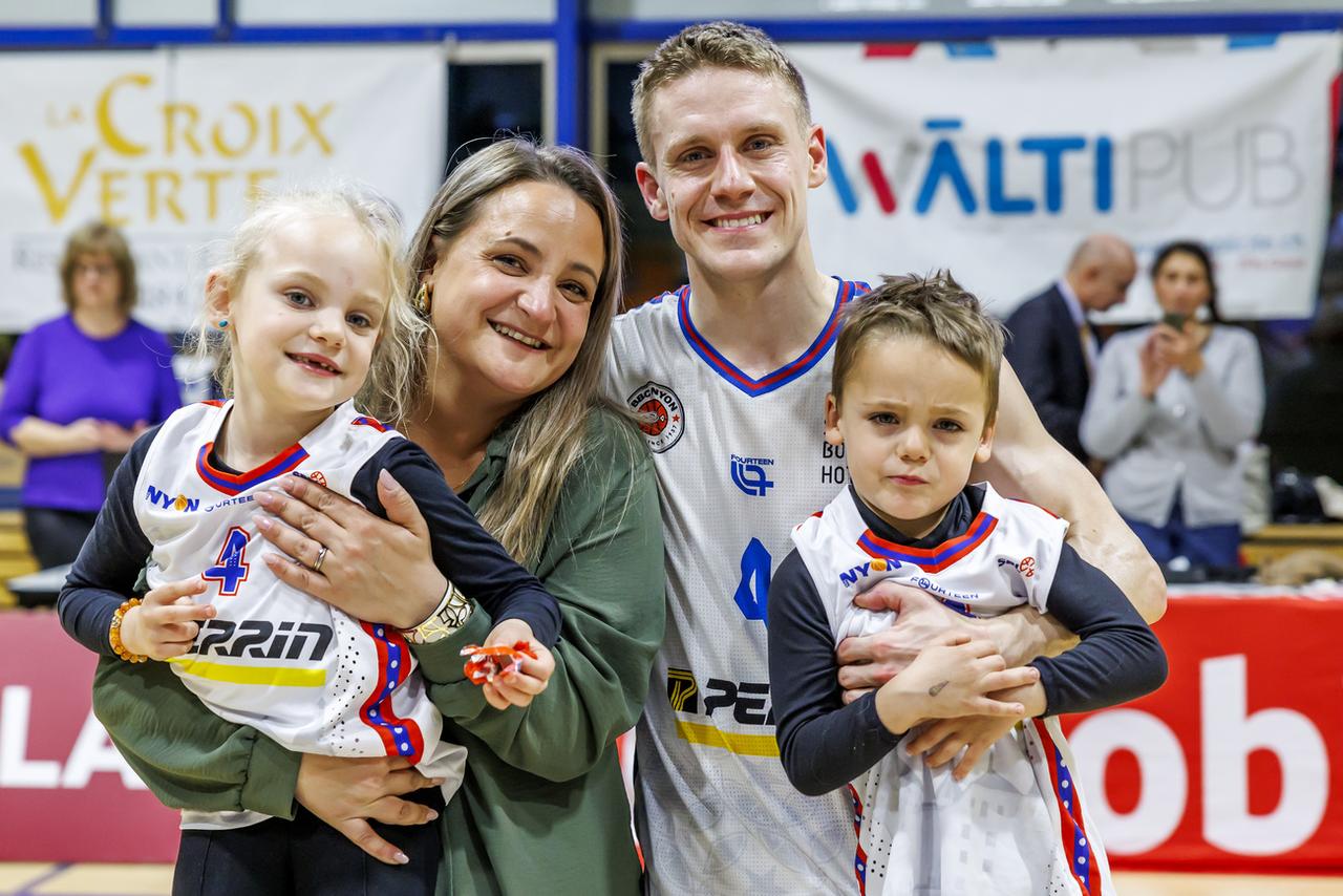 Jeremy Jaunin a posé en famille à l'issue du dernier match de sa carrière, avec sa femme Aurélie et ses deux enfants, Théa et Léo. [KEYSTONE - SALVATORE DI NOLFI]