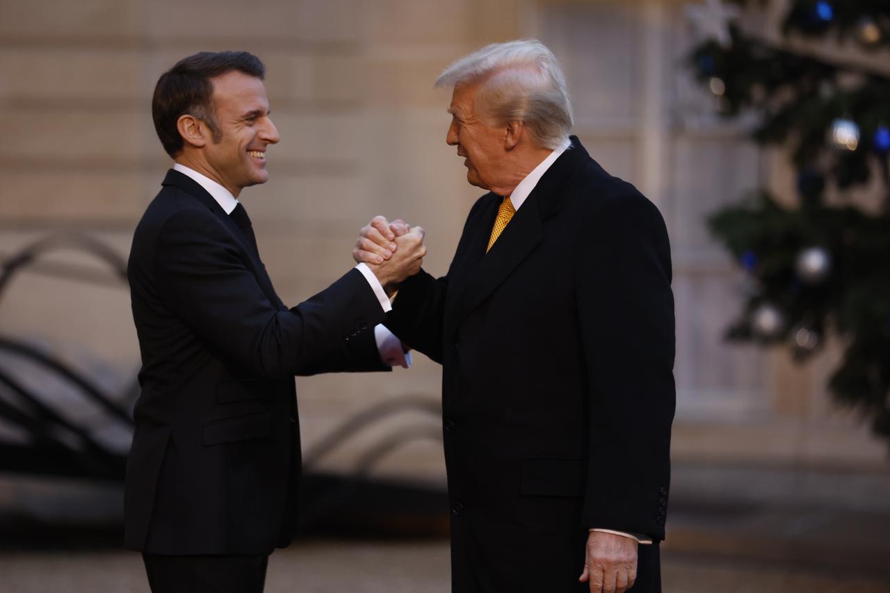 A son arrivée à l'Elysée, Donald Trump a souligné ses "excellentes relations" avec le président français. [KEYSTONE - MOHAMMED BADRA]