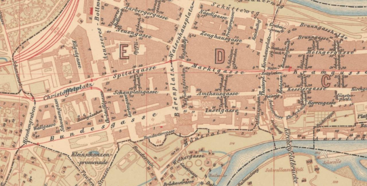 Une carte du centre historique de la ville de Berne datant de 1895. Au croisement de la Bärenplatz, de la Bundesgasse et de l'Inselgasse, entre le "Bundeshaus Ost" (construit entre 1888 et 1892) et le "Bundeshaus West" (construit entre 1852 et 1857), on retrouve le "Parlam. Gebäude", c'est-à-dire le bâtiment du parlement, qu'on appelle aujourd'hui la "Coupole fédérale". Sur cette carte,  la construction de cette pièce centrale du Palais fédéral venait seulement de démarrer, l'année précédente, en 1894. La bâtisse fut inaugurée en 1902. [Ville de Berne, Geoportal]