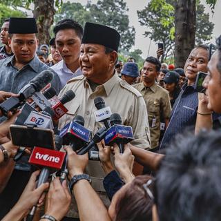 Le candidat à la présidentielle indonésienne Prabowo Subianto est un ancien général au passé militaire controversé qui occupe actuellement le poste de ministre de la Défense. [Keystone/EPA - Mast Irham]