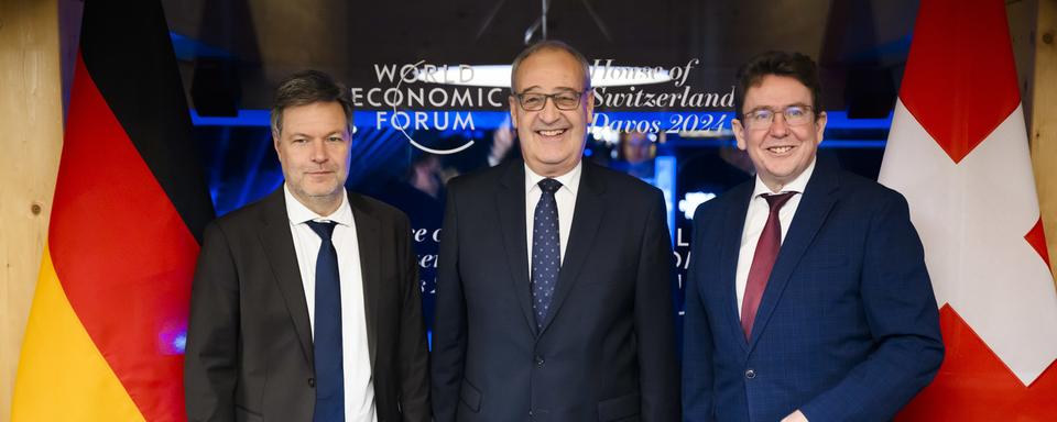 Le vice-chancelier allemand Robert Habeck et les conseillers fédéraux Guy Parmelin et Albert Rösti au Forum économique mondial (WEF) à Davos, le 16 janvier 2024. [KEYSTONE - LAURENT GILLIERON]