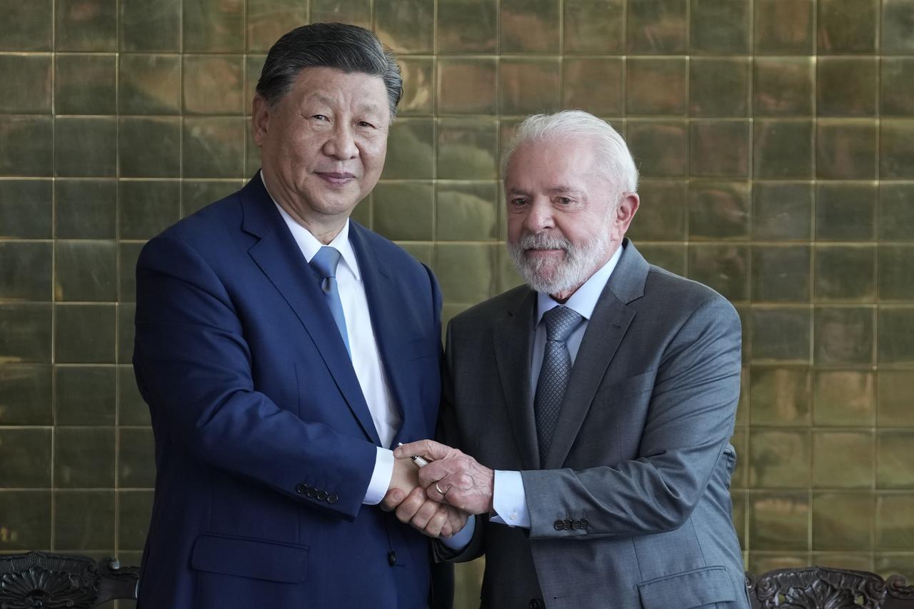 Le président chinois Xi Jinping et son homologue brésilien Luiz Inacio Lula da Silva ont signé mercredi des accords bilatéraux lors de la visite du dirigeant chinois à Brasilia, au Brésil. [KEYSTONE - ERALDO PERES]