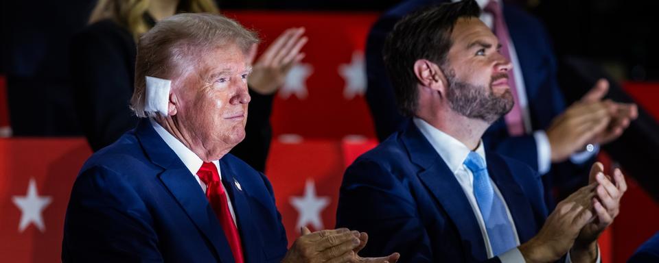 Le candidat républicain à la présidence et ancien président Donald Trump aux côtés de son candidat à la vice-présidence JD Vance, le jour de l'ouverture de la Convention nationale républicaine à Milwaukee (USA), le 15 juillet 2024. [EPA - Keystone - Jim Lo Scalzo]