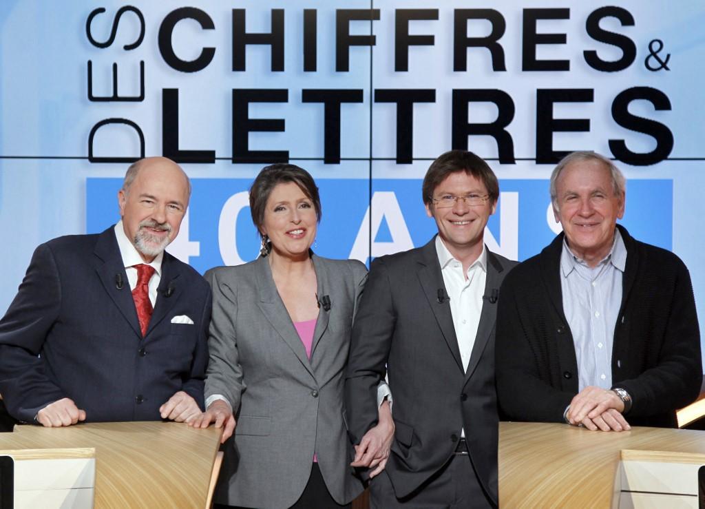 Les personnes à la présentation du programme de France Télévisions "Des chiffres et des Lettres". De gauche à droite: Bertrand Renard, Arielle Boulin-Prat et Laurent Romejko posent avec l'ancien présentateur et producteur de l'émission Patrice Laffont. Créée le 4 janvier 1972, l'émission fêtait en 2012 son 40ème anniversaire. [AFP - FRANCOIS GUILLOT]