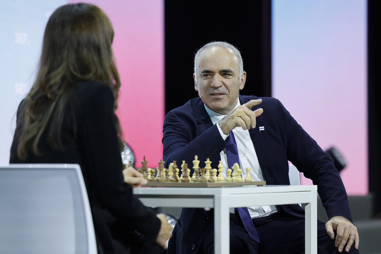 Garry Kasparov s'entretient avec la journaliste Carolin Roth au Swiss Economic Forum (SEF), à Interlaken (BE), le 8 juin 2023. [KEYSTONE - PETER KLAUNZER]