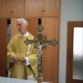 Les prêtres suisses devront peut-être bientôt passer des ''entretiens psychologiques'' pour évaluer le risque qu'ils puissent commettre des abus sexuels sur des mineurs. [Keystone - Gaetan Bally]
