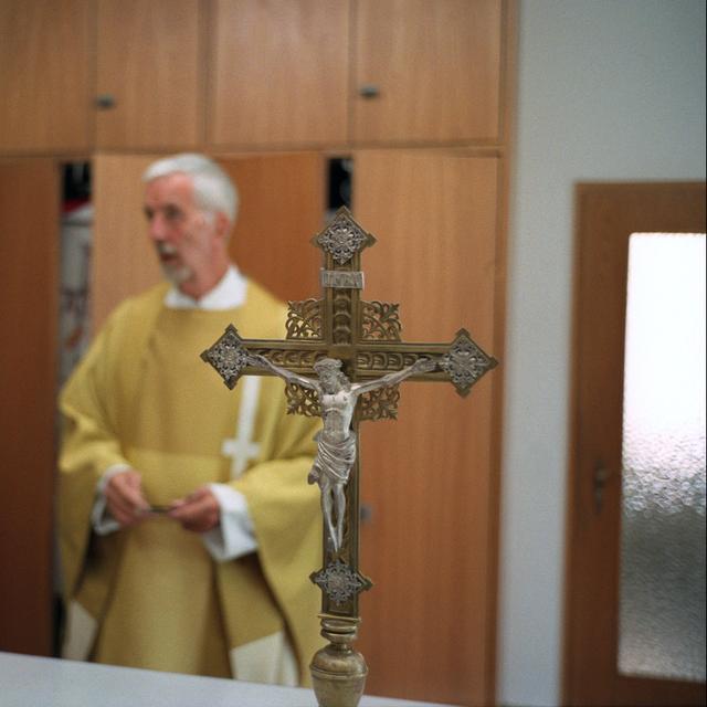 Les prêtres suisses devront peut-être bientôt passer des ''entretiens psychologiques'' pour évaluer le risque qu'ils puissent commettre des abus sexuels sur des mineurs. [Keystone - Gaetan Bally]