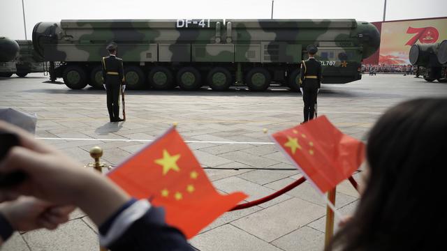 Un véhicule militaire transportant un missile balistique nucléaire DF-41 lors d'un défilé à Pékin, le 1er octobre 2019. [KEYSTONE - MARK SCHIEFELBEIN]