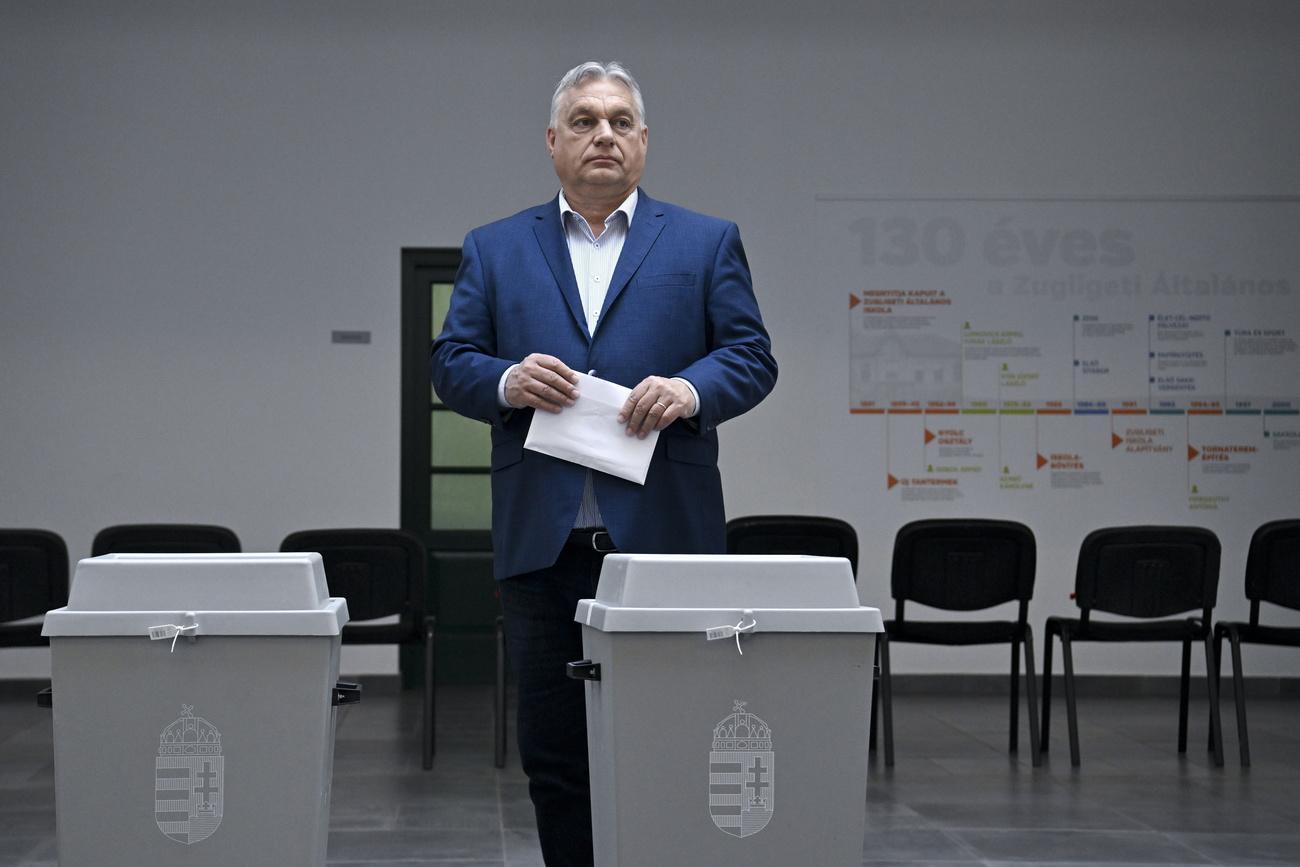 Le parti du Premier ministre nationaliste hongrois Viktor Orban est arrivé en tête, mais a enregistré un net recul. [Keystone - Szilard Koszticsak- MTI via AP]