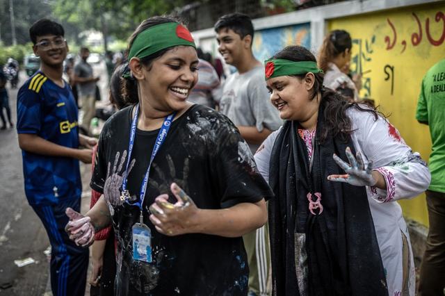 Sur le campus de l’université, là où les manifestations ont commencé en juillet, il n'est pas rare de croiser des étudiants qui refont le monde et discutent de l'avenir du Bangladesh. [AFP - LUIS TATO]