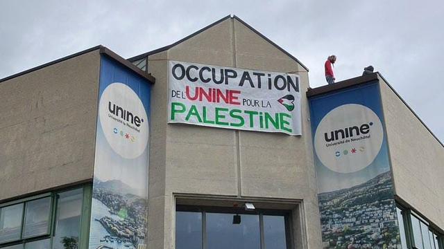 L'Université de Neuchâtel est occupée par un collectif pro-palestinien depuis la mi-journée. [RTS - Hélène Krähenbühl]
