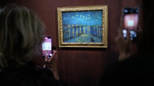 "La nuit étoilée" de Vincent Van Gogh durant la visite pour la presse de l'exposition "Van Gogh et les étoiles" à Arles, le 31 mai 2024. [AFP - Sylvain Thomas]