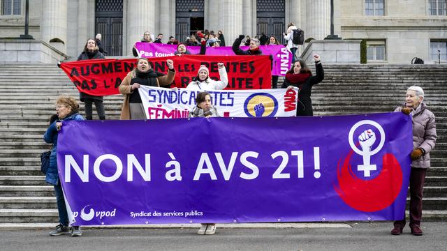 Des femmes ont manifesté devant le Tribunal fédéral avant le début de l'audience. [KEYSTONE - JEAN-CHRISTOPHE BOTT]