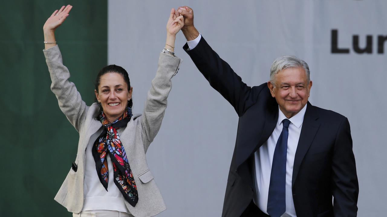 Le président mexicain sortant Andres Manuel Lopez Obrador, à droite, et l'ancienne maire de Mexico Claudia Sheinbaum, saluent les partisans lors d'un rassemblement sur la place principale de Mexico, le 1er juillet 2019. [KEYSTONE - FERNANDO LLANO]