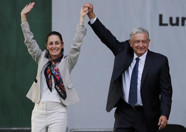 Le président mexicain sortant Andres Manuel Lopez Obrador, à droite, et l'ancienne maire de Mexico Claudia Sheinbaum, saluent les partisans lors d'un rassemblement sur la place principale de Mexico, le 1er juillet 2019. [KEYSTONE - FERNANDO LLANO]