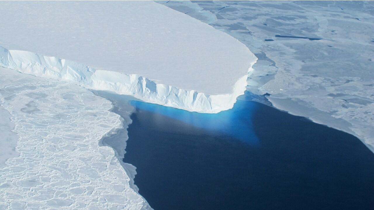 Vue aérienne du glacier de Thwaites [Wikipedia/NASA]