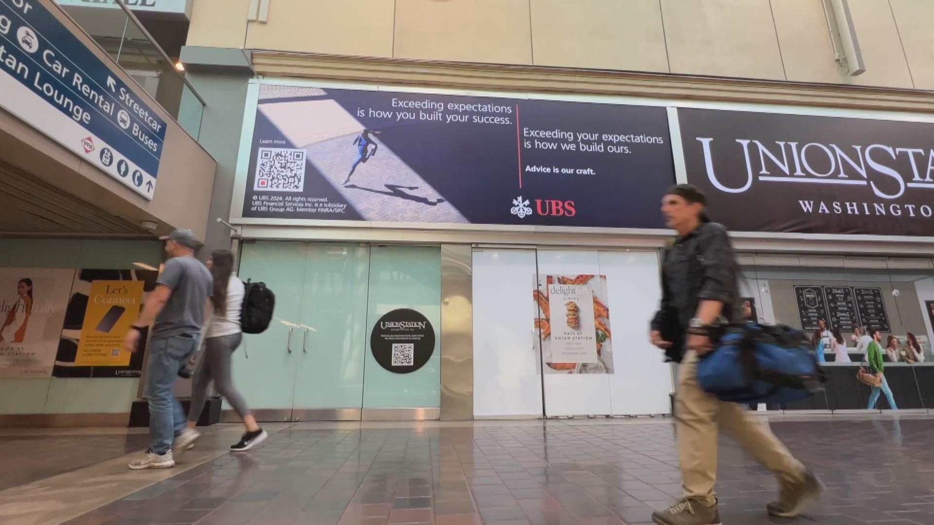 Une publicité pour UBS dans la gare de Washington. [RTS - Gaspard Kühn]