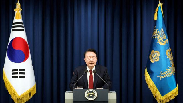 Le président sud-coréen Yoon Suk Yeol a déclaré la loi martiale mardi pour protéger son pays des "menaces des forces communistes nord-coréennes". [via REUTERS - The Presidential Office]